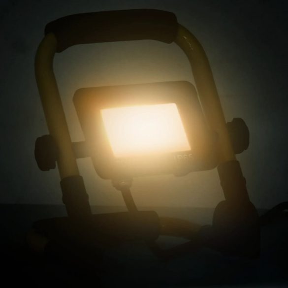 meleg fehér fényű fogantyúval ellátott LED-es reflektor 20 W