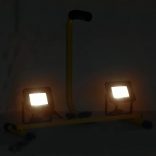 meleg fehér fényű fogantyúval ellátott LED-es reflektor 2x10 W