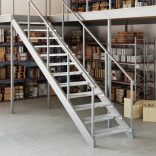 horganyzott acél rácsos lépcsőfok 80 x 24 x 7 cm