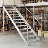 horganyzott acél rácsos lépcsőfok 100 x 24 x 7 cm