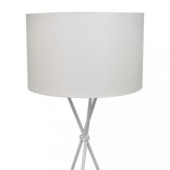 Fehér állólámpa magas állvánnyal