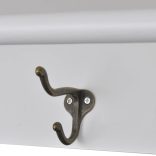 fehér fali üvegajtós fa konyhaszekrény