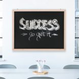 falra függeszthető cédrusfa iskolatábla 60 x 80 cm