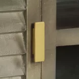 szürke tömör mangófa TV-szekrény sárgarézzel 110x30x48 cm