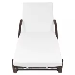 2 db barna polyrattan napozóágy asztallal