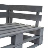 fenyőfa kerti raklapkanapé piros párnákkal