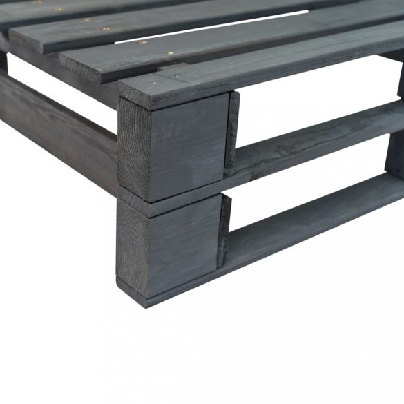 fenyőfa kerti raklapkanapé piros párnákkal