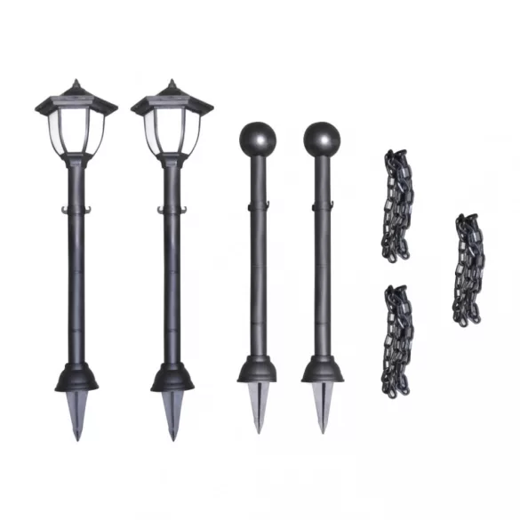 4 db napelemes lámpa lánckerítéssel és cölöpökkel