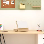 tömör fenyőfa asztali festőállvány fiókkal 33,5 x 25,5 x 7 cm