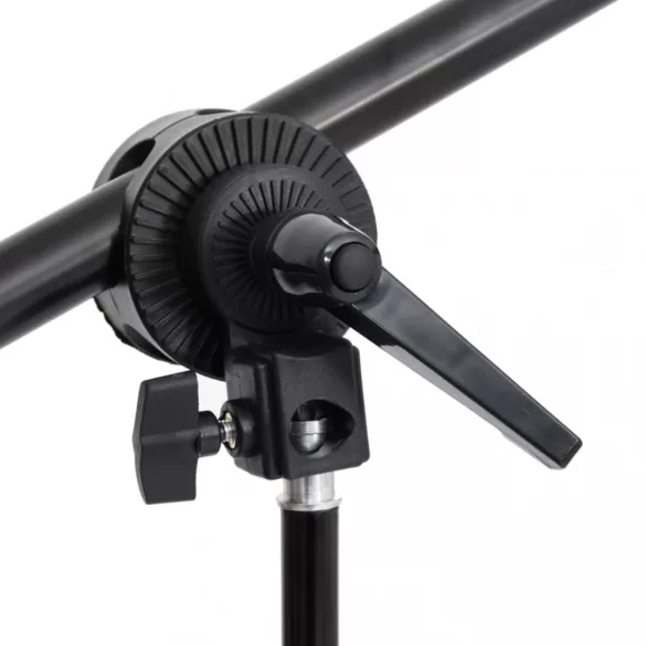 fotóstúdió-felszerelés lámpákkal, háttérrel és reflektorral