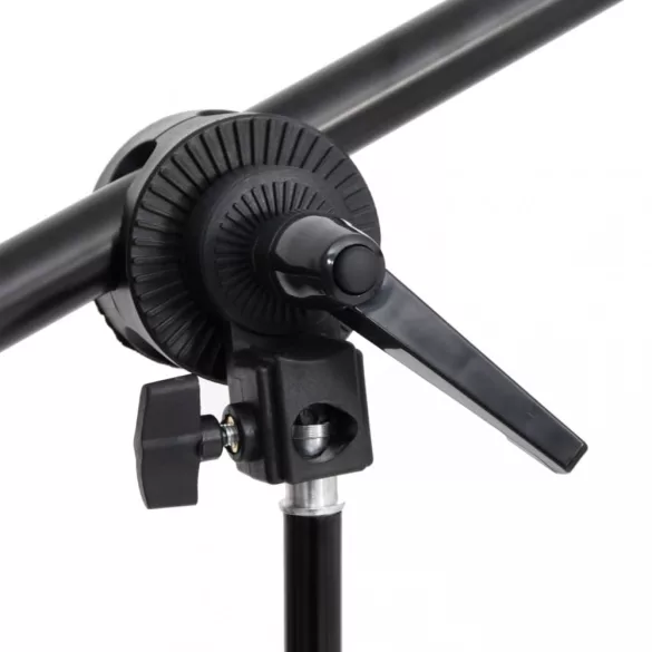 fotóstúdió-felszerelés lámpákkal, háttérrel és reflektorral