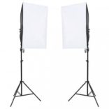 fotóstúdió-felszerelés lámpákkal, háttérrel és reflektorral