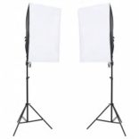 fotóstúdió-felszerelés lámpákkal és háttérrel