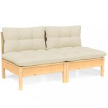 kétszemélyes tömör fenyőfa kerti kanapé krémszínű párnákkal