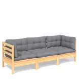háromszemélyes tömör fenyőfa kerti kanapé szürke párnákkal