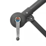 bordó konzolos napernyő LED-fényekkel és acél rúddal