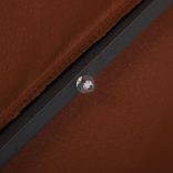 terracotta színű konzolos napernyő LED-fényekkel és acél rúddal