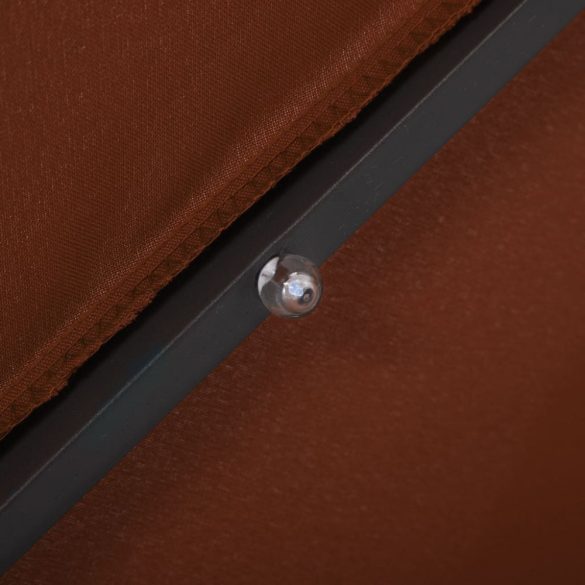 terracotta színű konzolos napernyő LED-fényekkel és acél rúddal