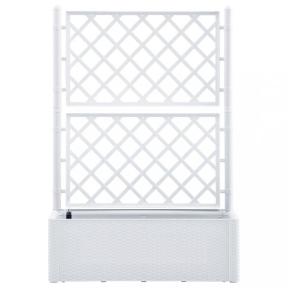 fehér kerti magaságyás ráccsal és öntözőrendszerrel