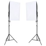 fotóstúdió-felszerelés fénykészlettel és háttérképernyővel