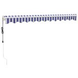 kék és fehér automata behúzható napellenző 3 x 2,5 m