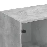 betonszürke szerelt fa könyvespolc ajtókkal 136 x 37 x 109 cm
