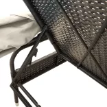 2 db fekete polyrattan napozóágy tetővel és asztallal