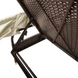 2 db barna polyrattan napozóágy tetővel és asztallal