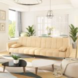 kétszemélyes krémszínű bársony kanapéágy két párnával