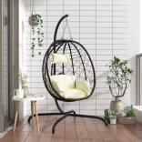krémfehér polyrattan és acél függő tojás alakú szék párnával