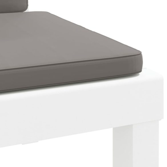 fehér polipropilén napozóágy párnákkal