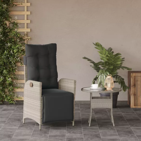 világosszürke polyrattan dönthető kerti szék lábtartóval