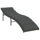 2 db szürke polyrattan napozóágy asztallal
