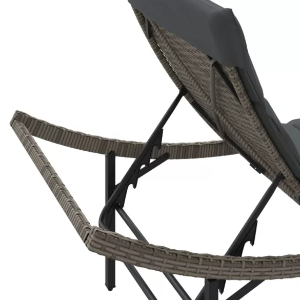 2 db szürke polyrattan napozóágy asztallal