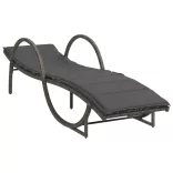 2 db szürke polyrattan napozóágy asztallal