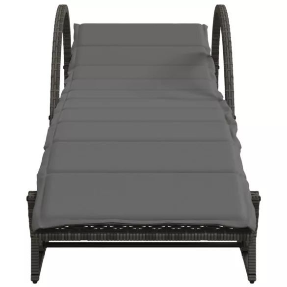 2 db szürke polyrattan napozóágy asztallal