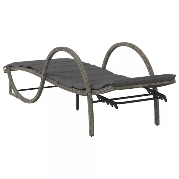 2 db szürke polyrattan napozóágy asztallal