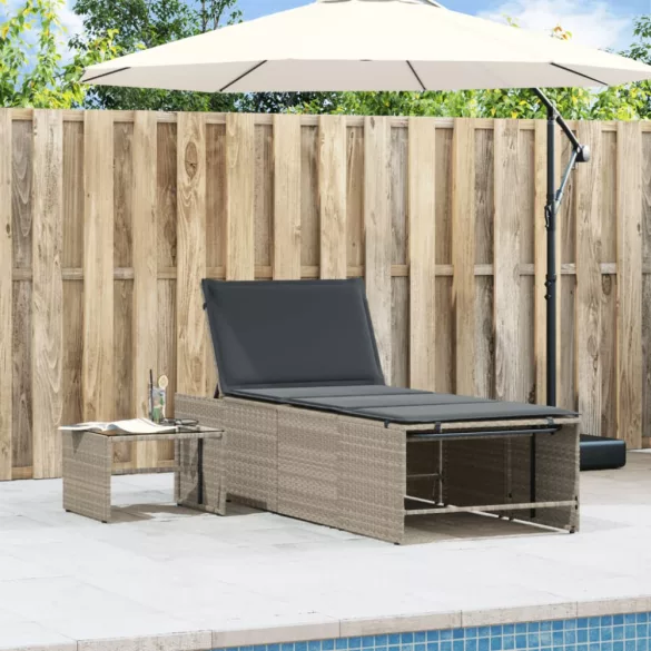 2 db világosszürke polyrattan napozóágy asztallal