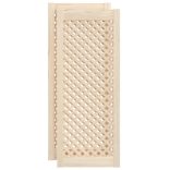 2 db tömör fenyőfa rácsos szekrényajtó 39,5x99 cm