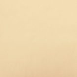 kétszemélyes krémszínű bársony kanapéágy két párnával