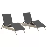 2 db világosszürke polyrattan napozóágy asztallal