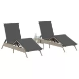 2 db világosszürke polyrattan napozóágy asztallal