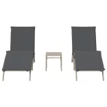 2 db világosszürke polyrattan napozóágy asztallal