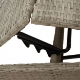 2 db világosszürke polyrattan napozóágy asztallal