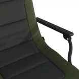 zöld összecsukható horgászszék karfával