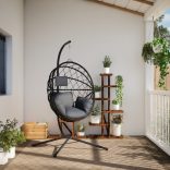 antracitszürke rattan és acél függő kagylószék állvánnyal