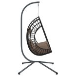 tópszínű rattan és acél függő kagylószék állvánnyal