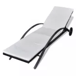 fekete polyrattan napozóágy párnával és kerekekkel