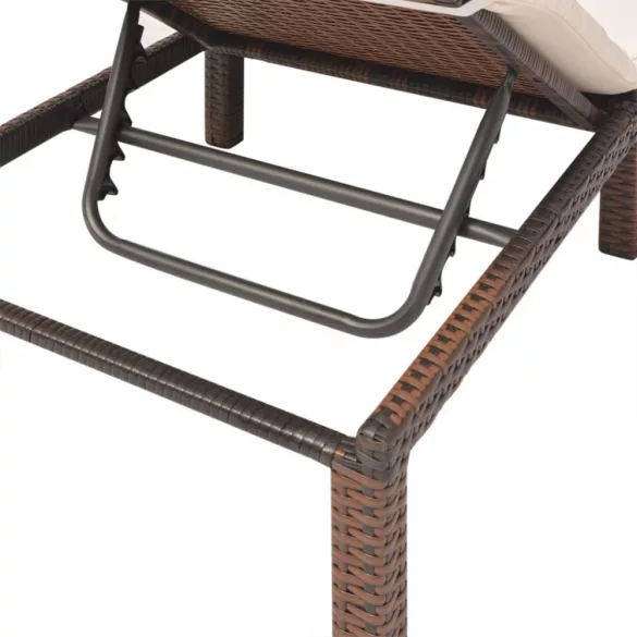 barna polyrattan napozóágy párnával