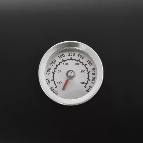 klasszikus faszenes grillező különálló füstölővel